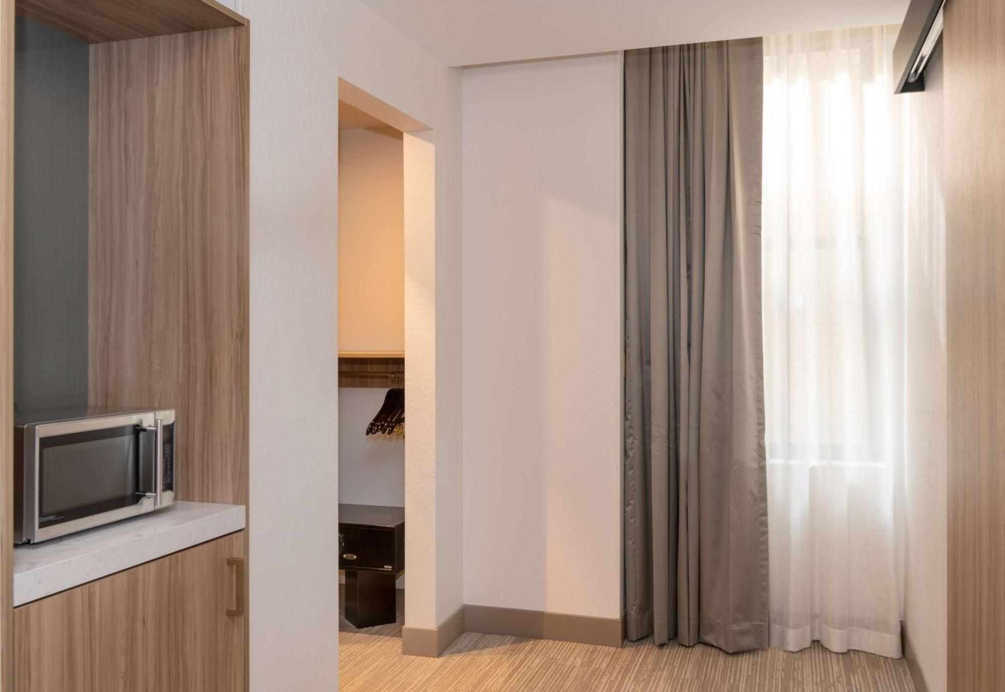 Hilton Garden Inn Flint Downtown Екстериор снимка