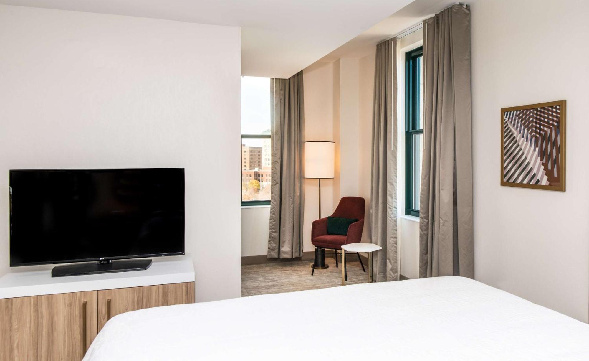 Hilton Garden Inn Flint Downtown Екстериор снимка