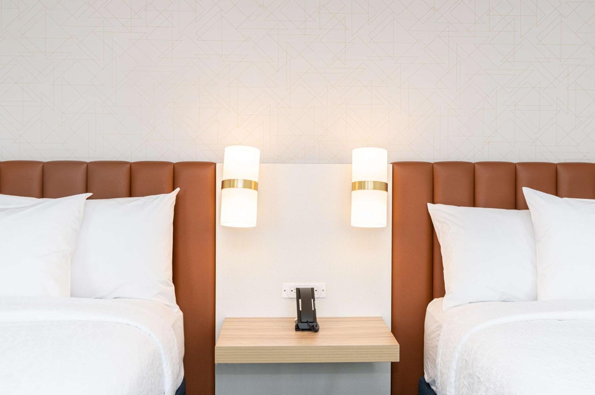 Hilton Garden Inn Flint Downtown Екстериор снимка