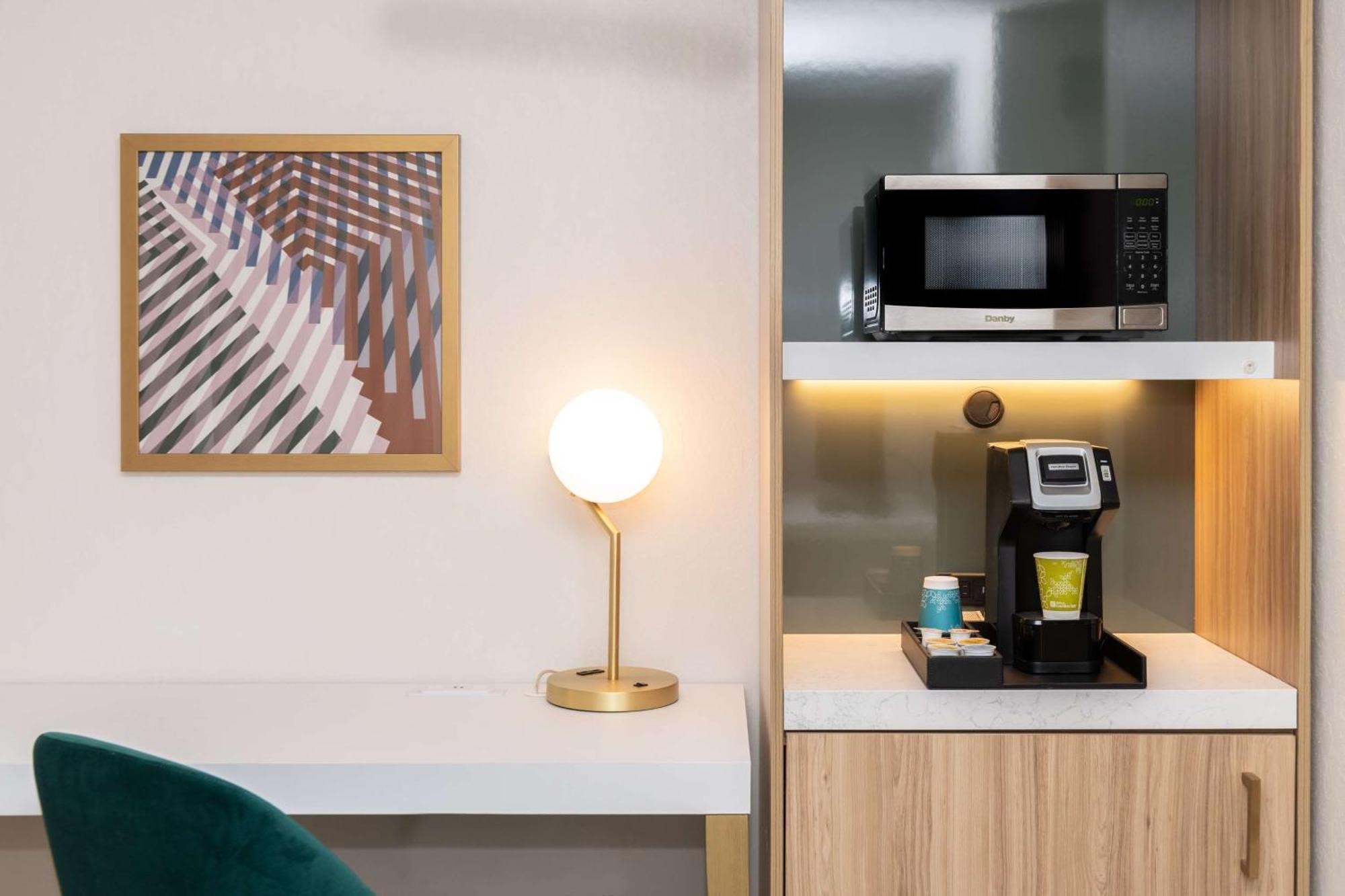 Hilton Garden Inn Flint Downtown Екстериор снимка