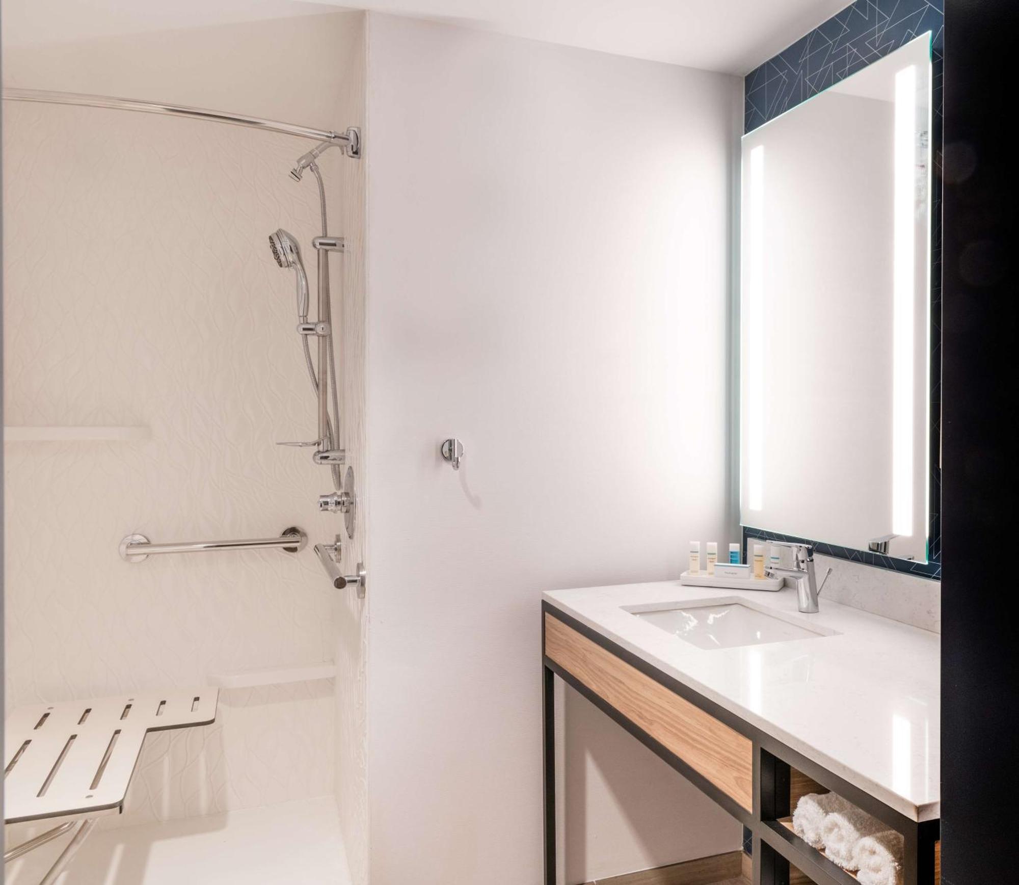 Hilton Garden Inn Flint Downtown Екстериор снимка